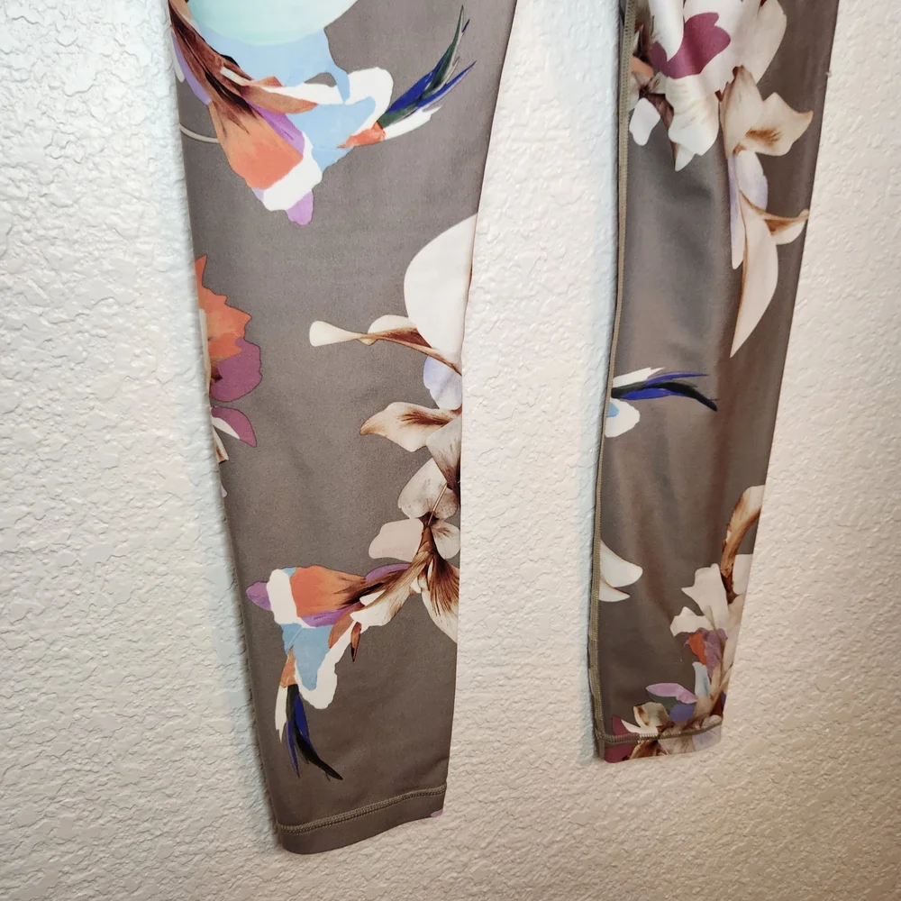Athleta Elation Paradise 7/8 Leggings Womens S Gray White Floral High Rise Logo - Picture 12 of 15